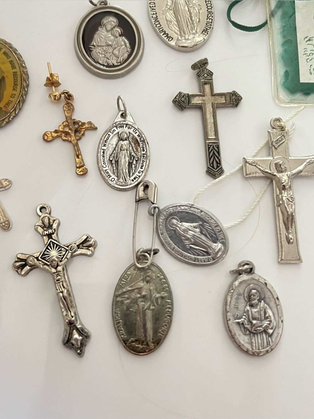 Vintage Catholic Religious Medals Saints Crucifix Jewelry Lot - Picture 3 of 6